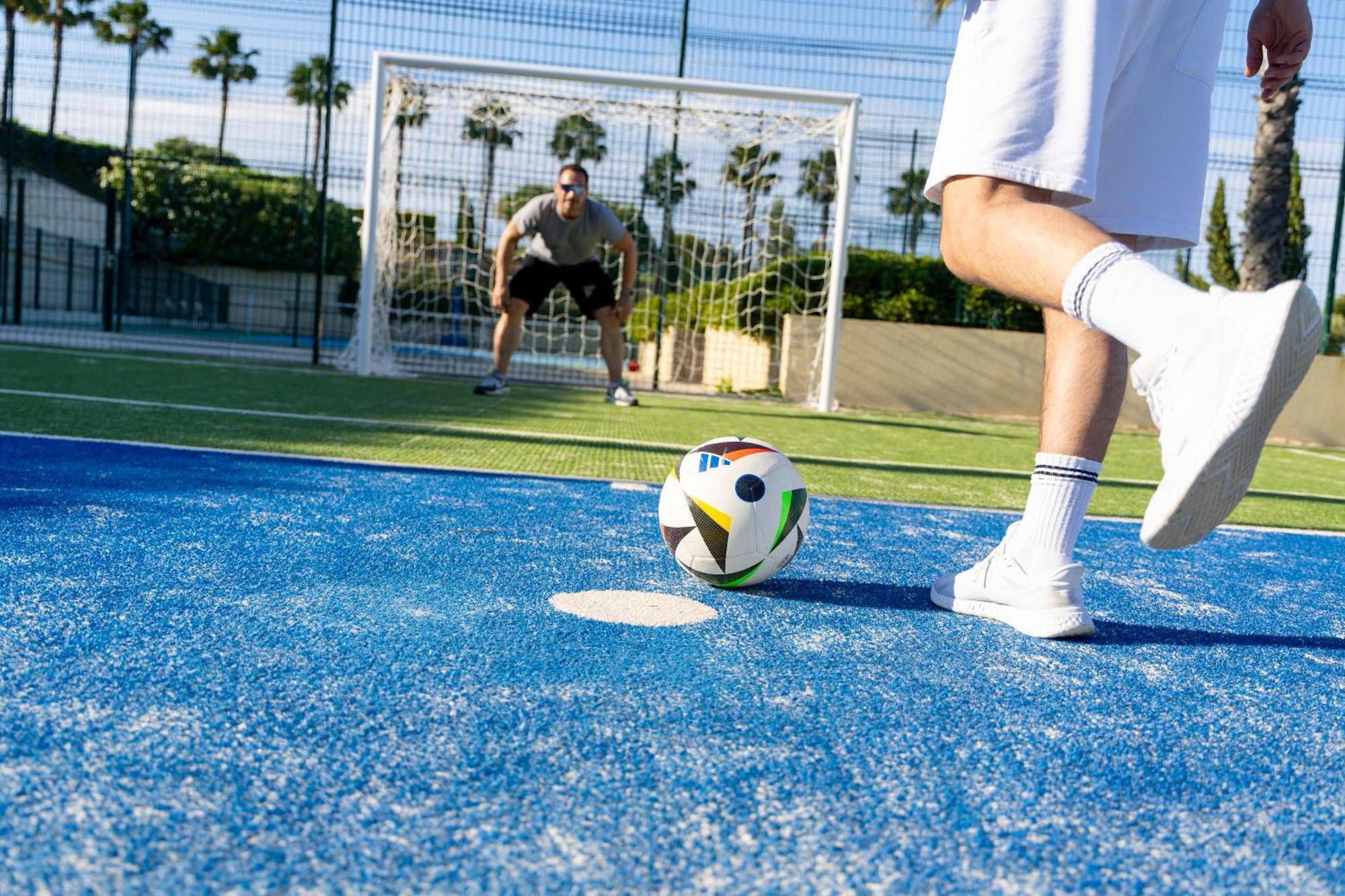 Miraggio Thermal Spa Resort Paliouri Eksteriør billede A player about to take a penalty kick