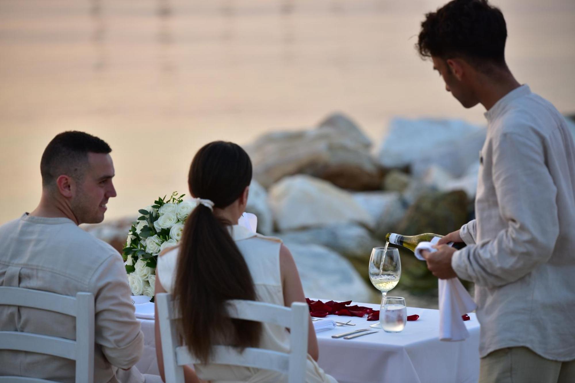 Miraggio Thermal Spa Resort Paliouri Eksteriør billede A waiter serving wine
