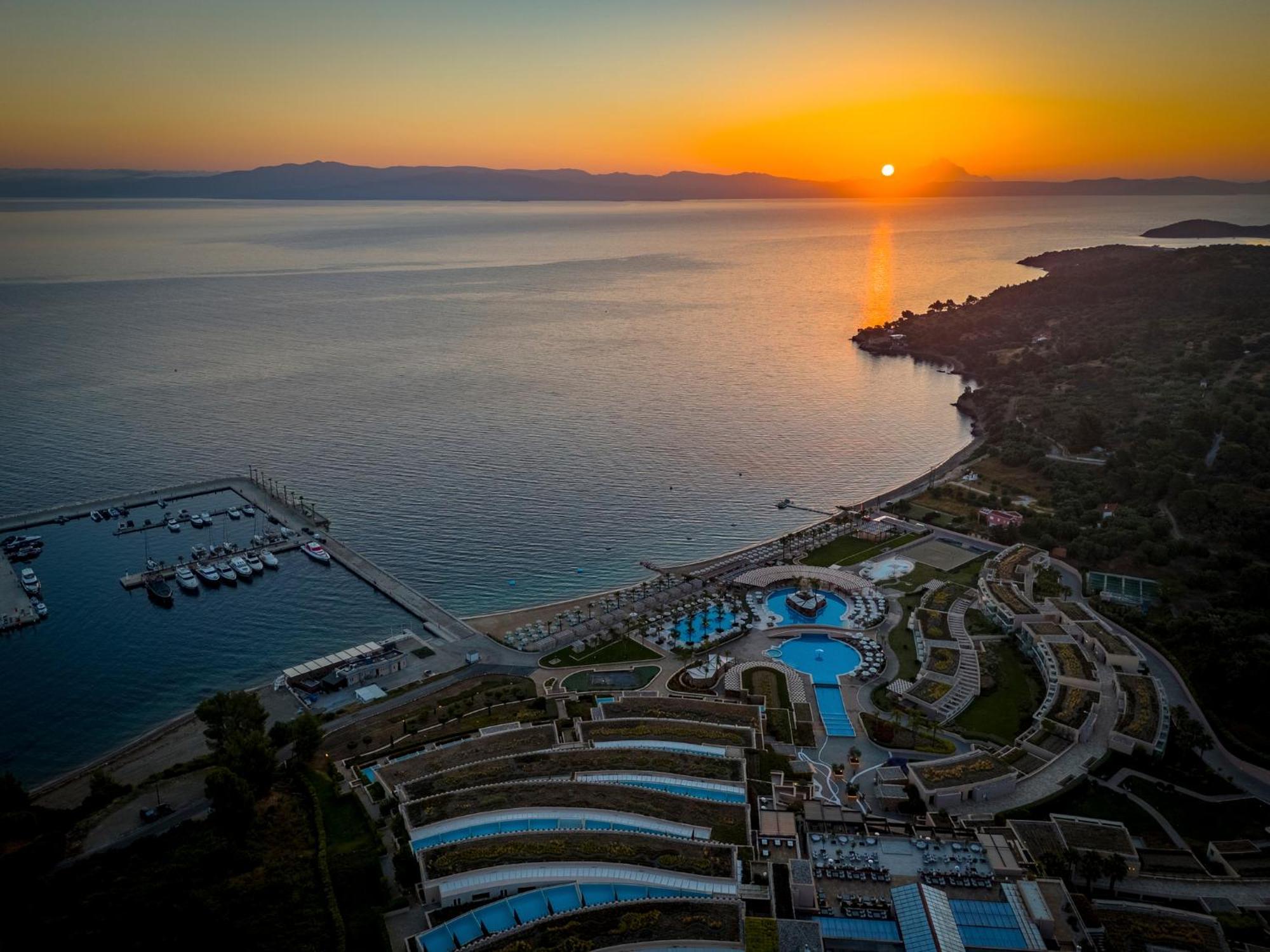 Miraggio Thermal Spa Resort Paliouri Eksteriør billede Sunset over the port of Skopelos